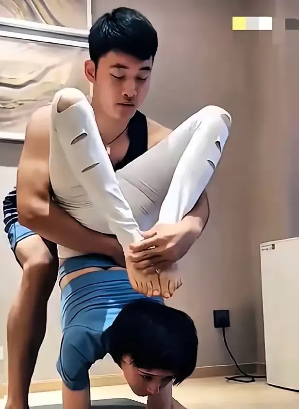 王子文练瑜伽的时候，为啥不请女教练呢？
