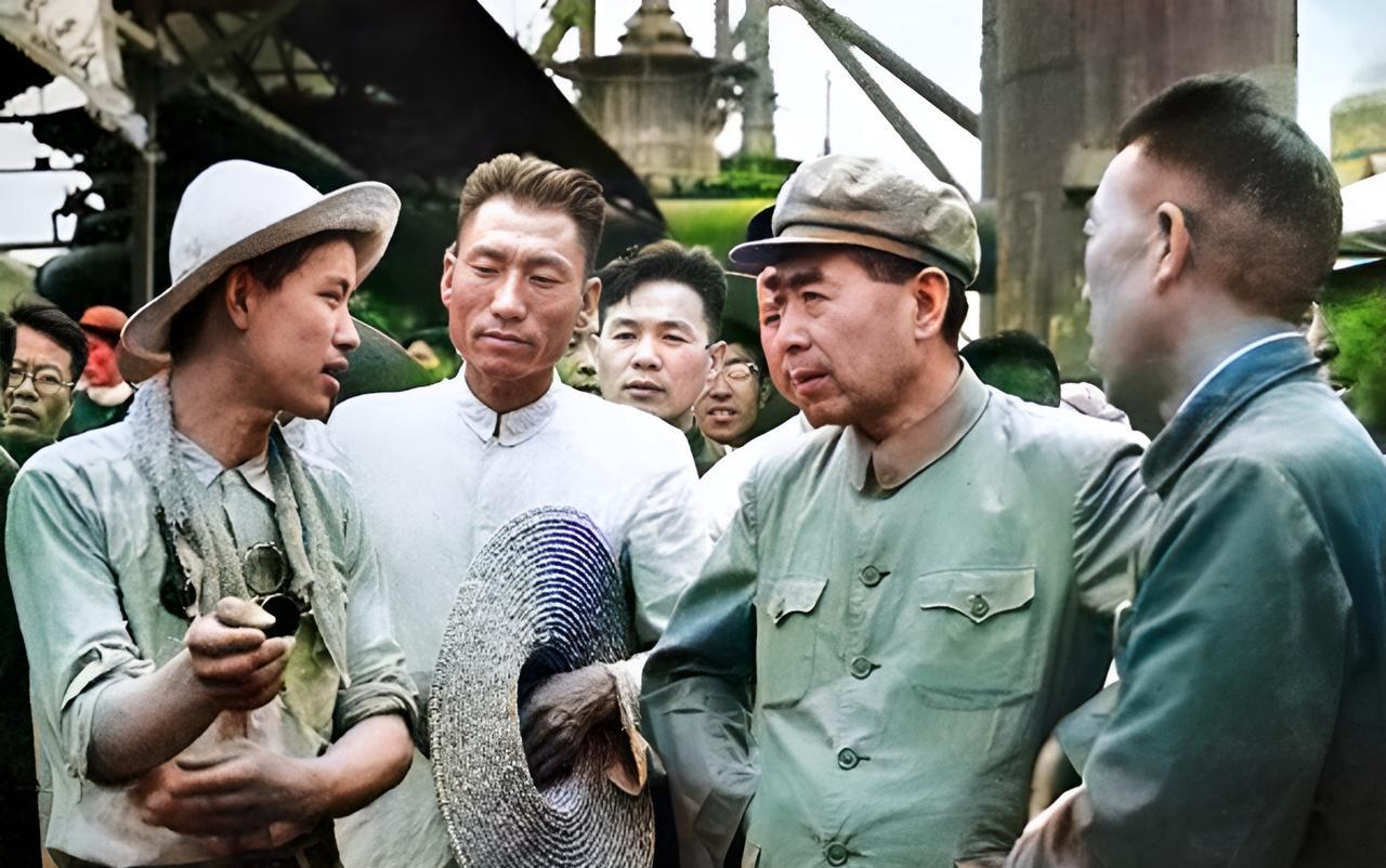 这是1959年6月周总理到石家庄钢铁厂视察并与工人亲切交谈。周总理非常关注中国的
