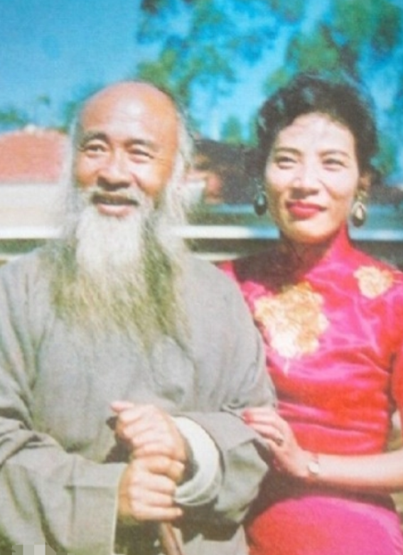 1943年，44岁张大千，看上女儿14岁的闺蜜徐雯波。徐雯波红着脸问：“伯父，我