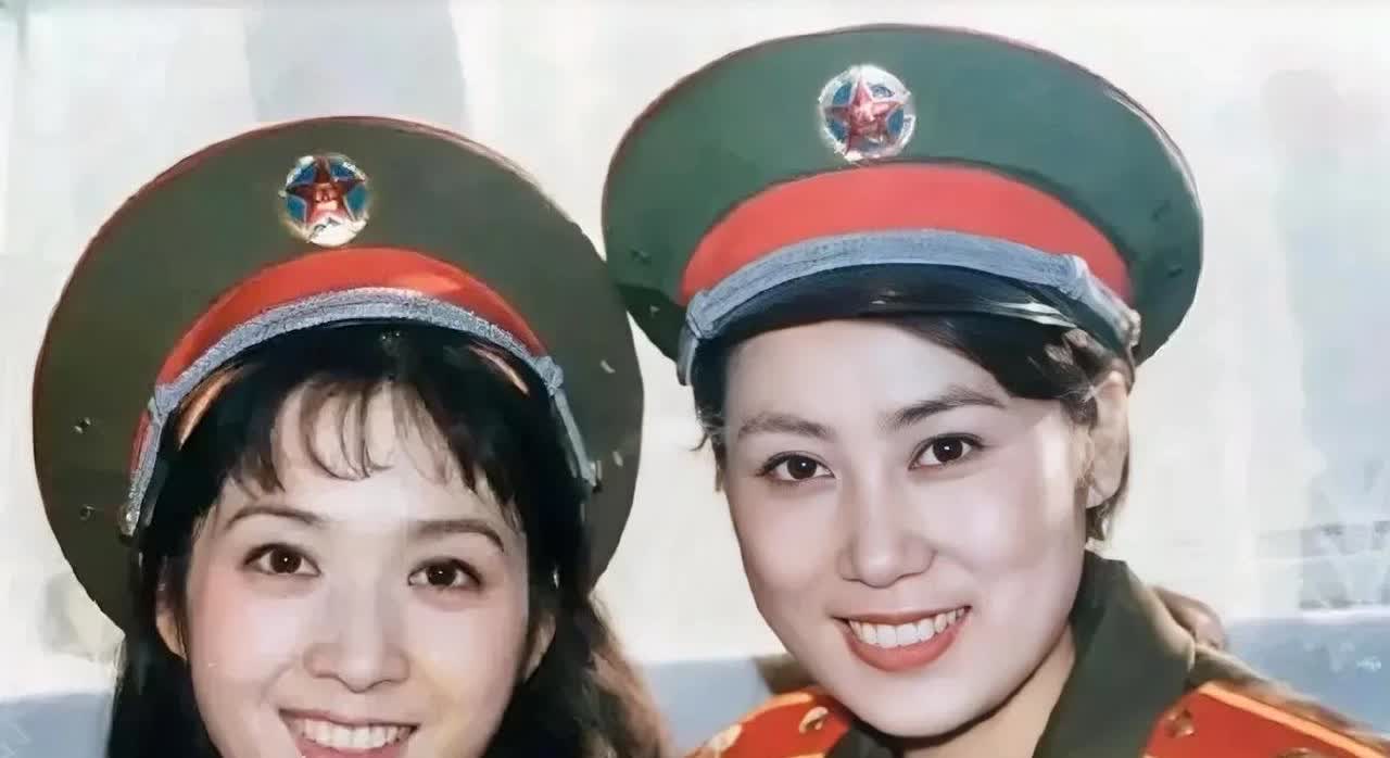 大家还记得这两位女演员吗？
左边的是龚雪，曾被誉为内地“第一美人”！无论外貌、