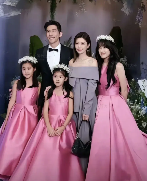 一肚子连续生下三个女儿是何缘故呢？

贾静雯由于生的都是女儿，遭到前婆婆的讥笑，