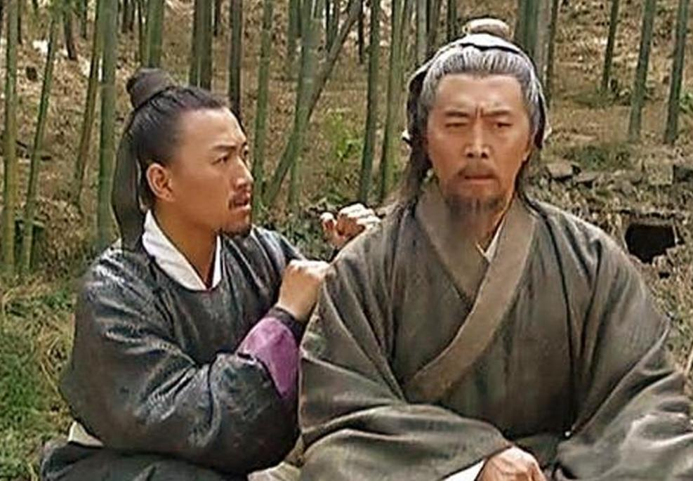 古代一位农夫为避雨，慌忙躲进了一座破庙，突然发现有个饿晕的老乞丐。
农夫连忙掏出