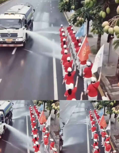 洒水车与暴走团的老人都震惊了，为什么对方不害怕，不躲避？
暴走团老人心想：“我们