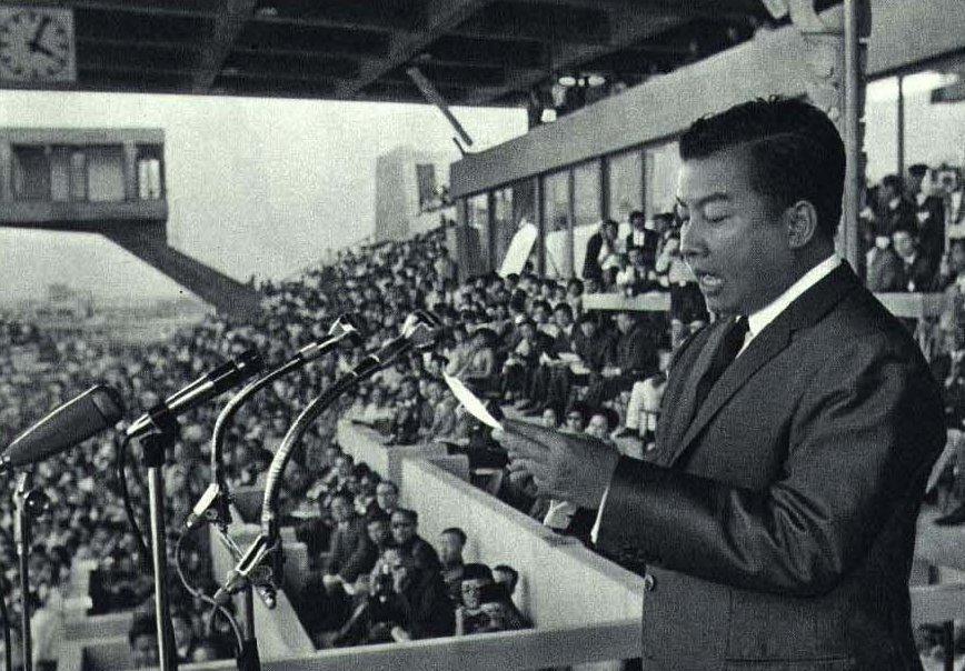 1966年11月25日西哈努克在第一届亚洲新兴力量运动会开幕式上讲话。
1966