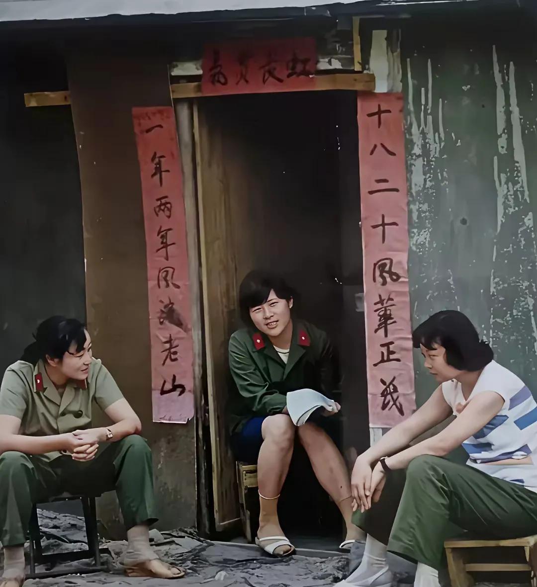 这是1987年在麻栗坡县，一个医疗所三名女兵闲聊时的照片。
照片中的女兵坐在板凳