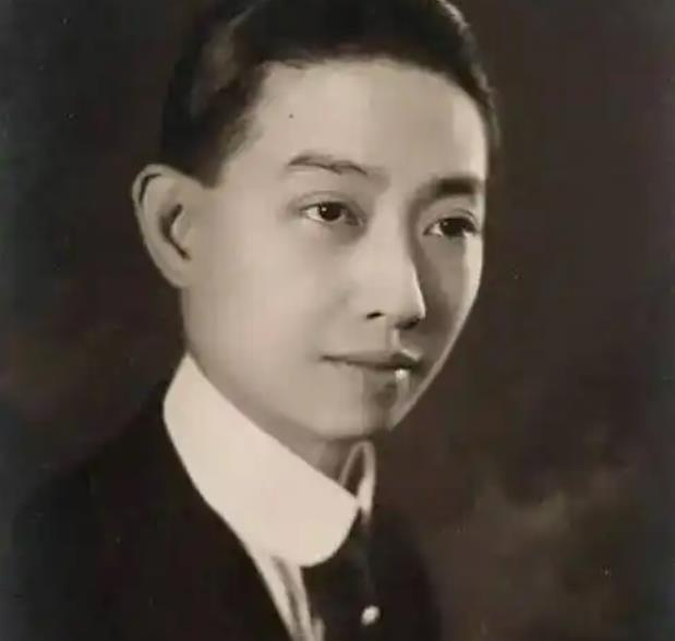 戏子在古代给权贵卖艺又卖身都是惯例，像梅兰芳都是被冯耿光，从堂子赎出来的，甚至不