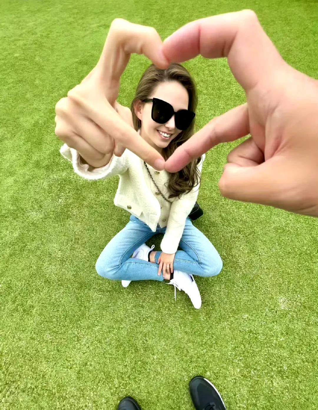 周杰伦这突然的表白真是浪漫，“听说两个人在一起久了，会越来越像小朋友”。
周杰伦