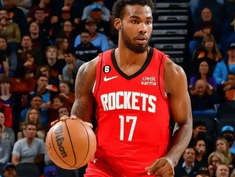 火箭记者更新社媒，在点评火箭目前的进攻问题时说：
“我们已经看到阿门-汤普森经常