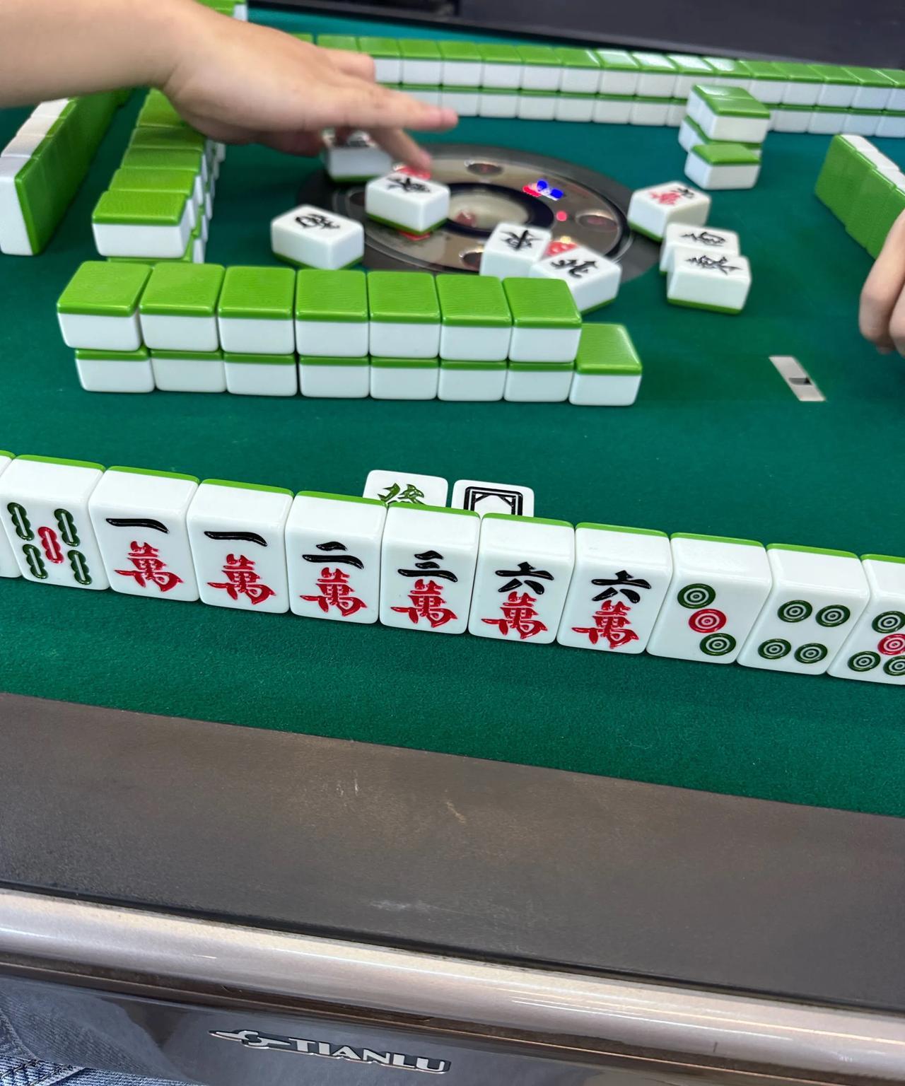开麻将馆的，真要有资金实力，
那天经过，听到桌上有人喊老板：
“这里要拿钱来”