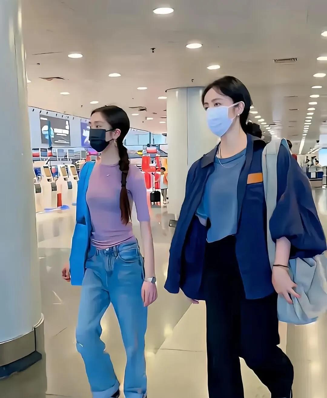 黄磊家的星二代黄多多又惊艳众人啦！
最近她放暑假回国，和妈妈孙莉在机场一露面，瞬