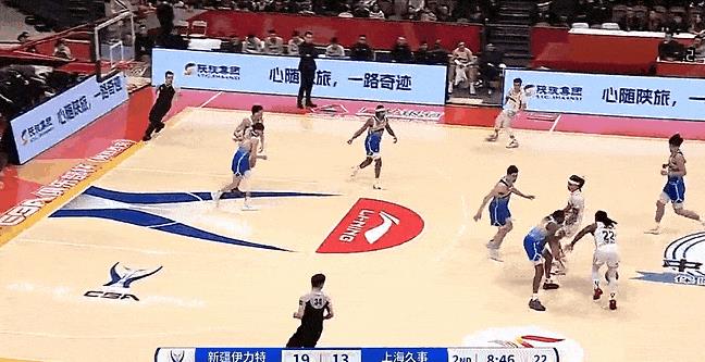不惧对抗！上海逐渐迫近比分！
在今天CBA俱乐部杯决赛上海对阵新疆的第二节比赛中