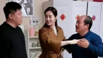 王小蒙带父母游海南，父母苍老头发全白了，目测二老有80岁高龄