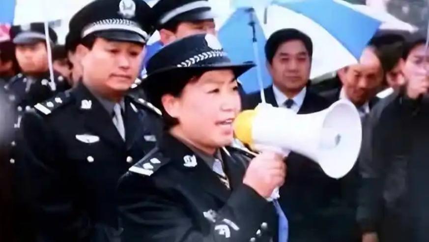 90年代，任长霞的小叔子被一个叫“孬蛋”的人绑架威胁，后来呢