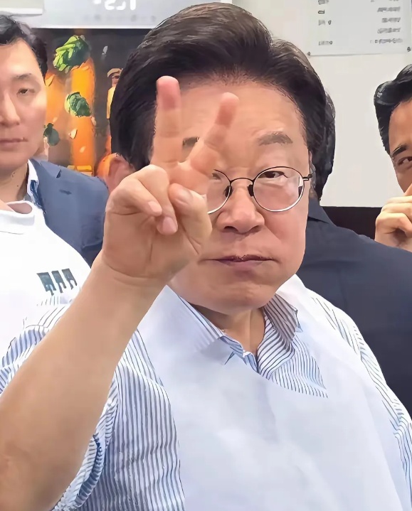 没想到！



没想到！



韩国总统李在明竟然还蛮受韩国老百姓欢迎的，民调支