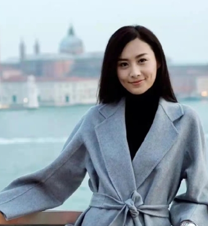因生不出孩子被豪门抛弃，二婚嫁外交官儿女双全，今43岁状态超好！ ​​​