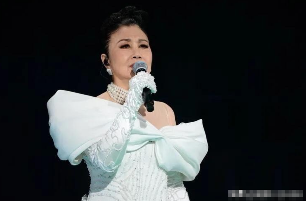 被78岁的汪明荃惊艳到了，都是这么大年龄的老年人了，还能开演唱会，这颜值和气质就