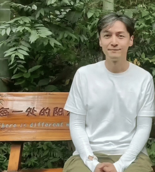 42岁胡歌断崖式衰老，眼睛一大一小，满头白发判若两人。