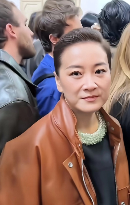 贾玲瘦是瘦了，但是有很多东西也都失去了

 她是一个可以很会利用自己身材优势发展