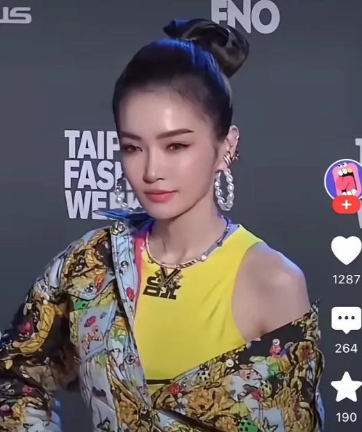 你敢信吗？眼前这位状态宛如25岁少女的女性，竟然已经52岁了！她就是谢金燕，一位
