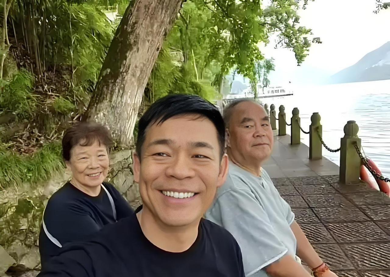 孙浩，既是歌手又是演员歌手，这个快六十岁的中国明星，至今还没有结婚，真让人意想不