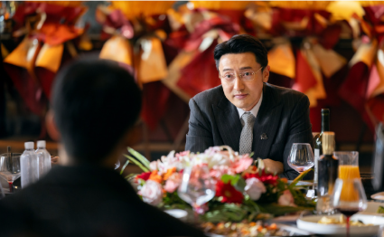 刘天也拜佛时的虔诚、谈判时的算计、狠起来的决绝，都通过眼神精准传递出来，不用过多