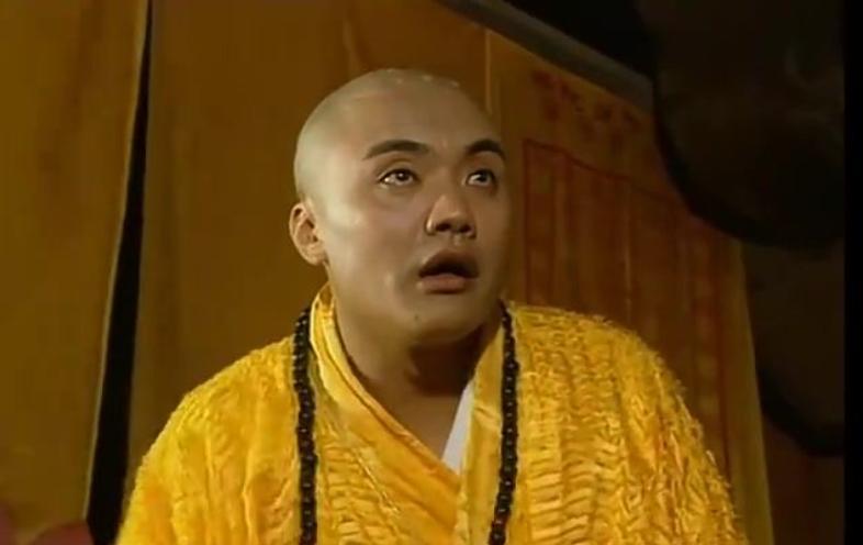 695年，72岁武则天召32岁薛怀义进宫侍寝，让他解龙袍时，薛怀义看着武则天的鸡