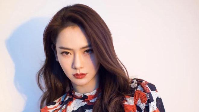 她是演员中的女富豪，一瓶香水价值一套北京别墅，40岁活得像20岁！