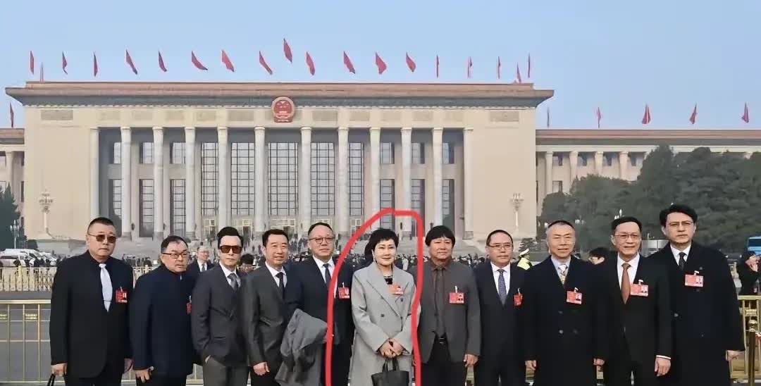 演渴望成名了两人，张凯丽和李雪健，她即便不是女人也应站C位。

你瞧瞧人家靳