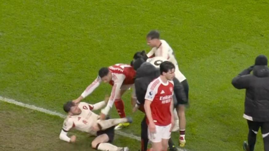 阿森纳对利物浦比赛中争议一幕！