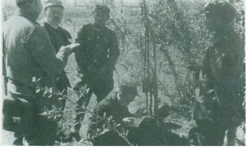 1947年5月，东北野战军第一纵队的首长们，左二是政委万毅中将，左三是司令员李天