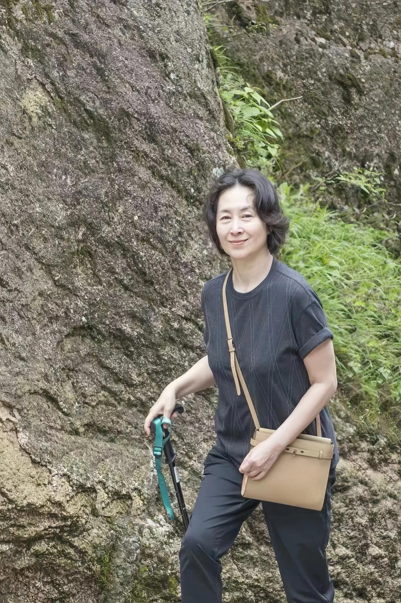 这是去年四月底，何超琼去合肥之后，次日就来黄山游玩了，一转眼过去一年了，感觉过的