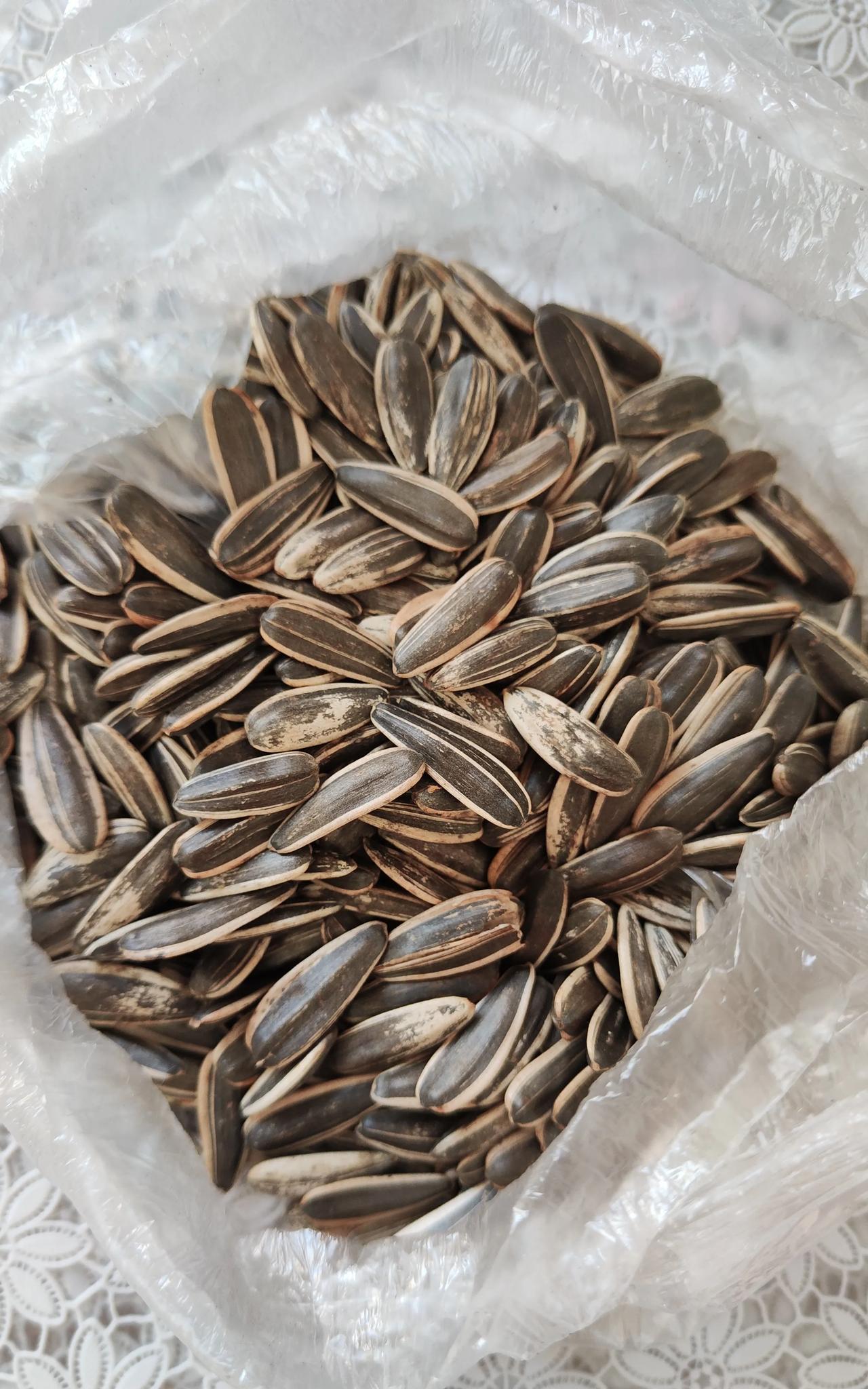 别小看了这袋葵花籽，这里面有故事！
端午节上午，老公拉着我驱车50多公里去吃心心