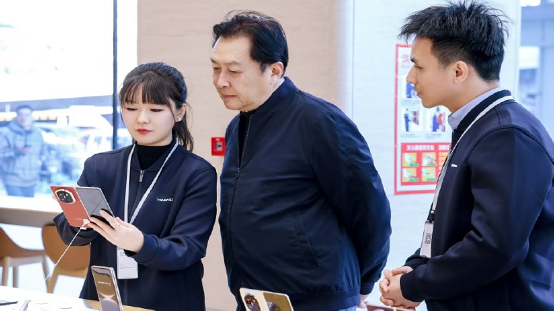 当支持国货变成剧本：MateX7首销日，全网明星的“巧合”与生意