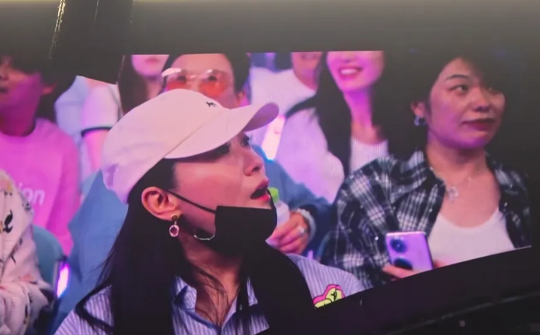 岳云鹏演唱会第二场，到场的明星有，谭晶，姜妍，央视主持人，小尼，杨帆