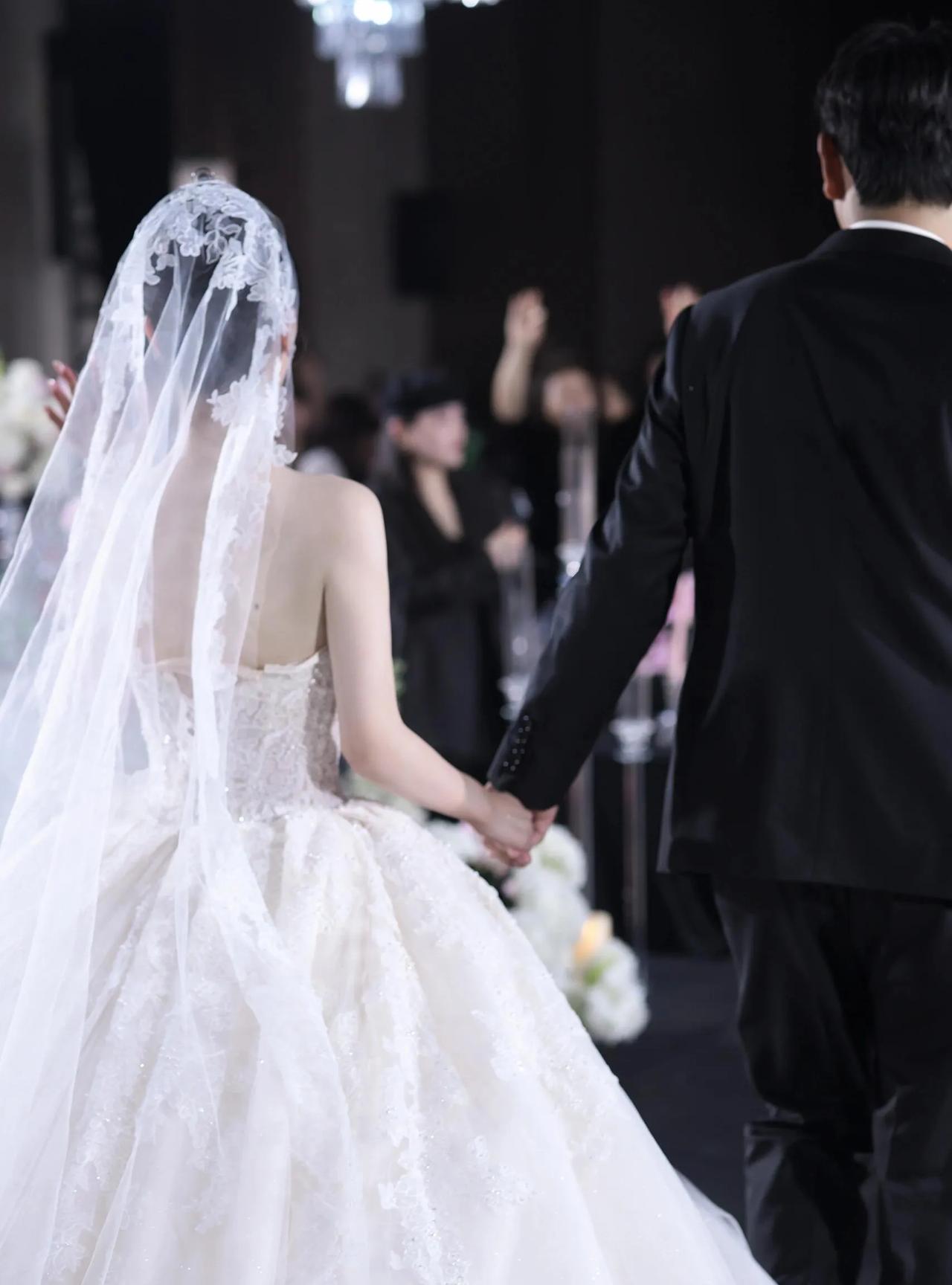 《婚礼现场婆婆一把拽下我的金镯子，全场安静了》
"哎哟这镯子可不兴戴！"婆婆突然