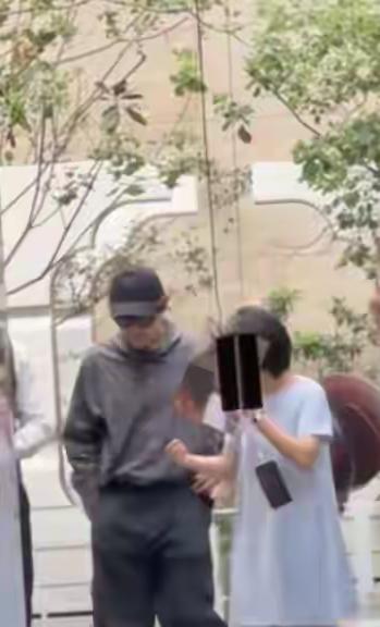 胡歌带老婆上海看房，夫妻俩同框太接地气！
10月8日，有网友在上海某区偶遇43岁