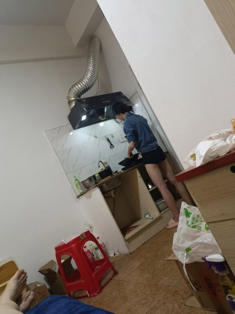 回家就看到老婆在家做饭真好