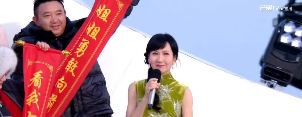 《青姨代芝姐“护法”成团夜：新白情谊跨三十年，把牵挂绣进战衣里》
戏里小青替白