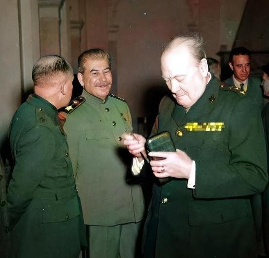 1945年，雅尔塔会议期间，丘吉尔烟瘾犯了，急忙抽出一根雪茄。他故意背着斯大林，