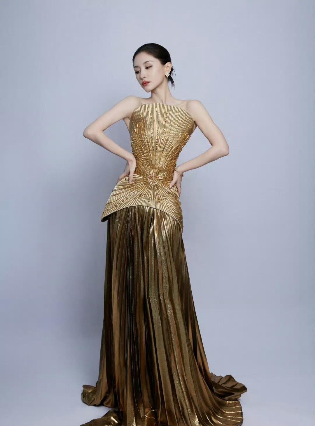 #我的宝藏兴趣# 王子文驾驭衣服的能力太厉害了，个小但气场足。图片中她竟然看起来