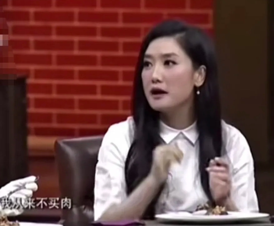 玲花：“我从来不买肉”
谢楠：“天啊，那你们家不是还得有牧场”
曾毅：“有啊，他