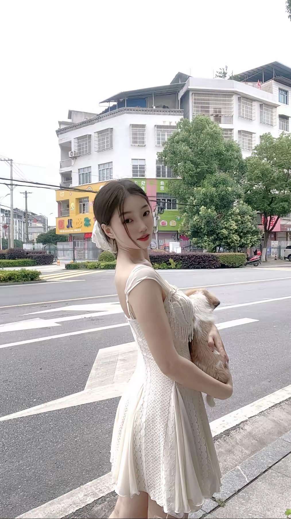 这小狗真幸福，我敢说比各位大多数吃的都好吧[跪了]