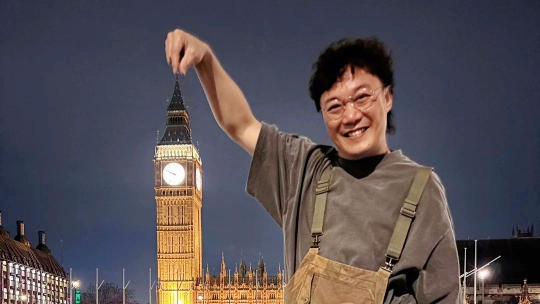 52岁陈奕迅香港吃鱼丸，穿搭随意松弛感满满，很开心到表情失控