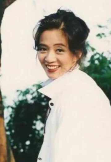 1992年，梅艳芳因为拒绝唱歌，被黄朗维打了一巴掌，没想到第二天，黄朗维就被人砍