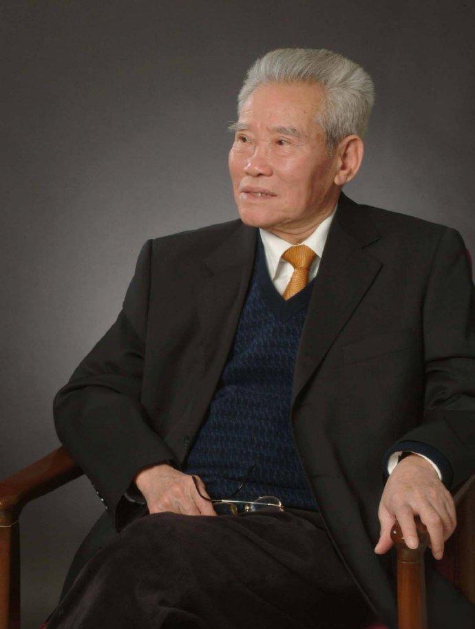 他三岁时，母亲被特务枪杀，第二年，父亲高唱《国际歌》在上海龙华英勇就义。此时年仅