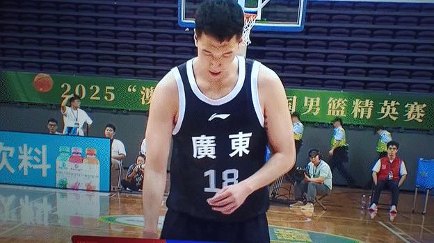 广东全运男篮77比82不敌新西兰男篮，得了亚军，奖杯被新西兰捧走！[流泪]
广东