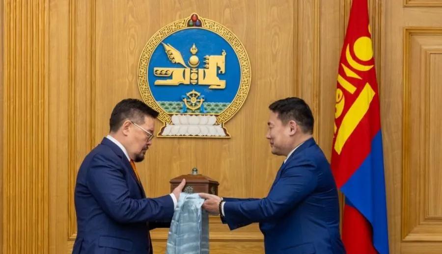 蒙古国新任总理贡赞丹沙塔尔和奥云额尔登进行蒙古国政府印章交接，万万没想到，奥云额