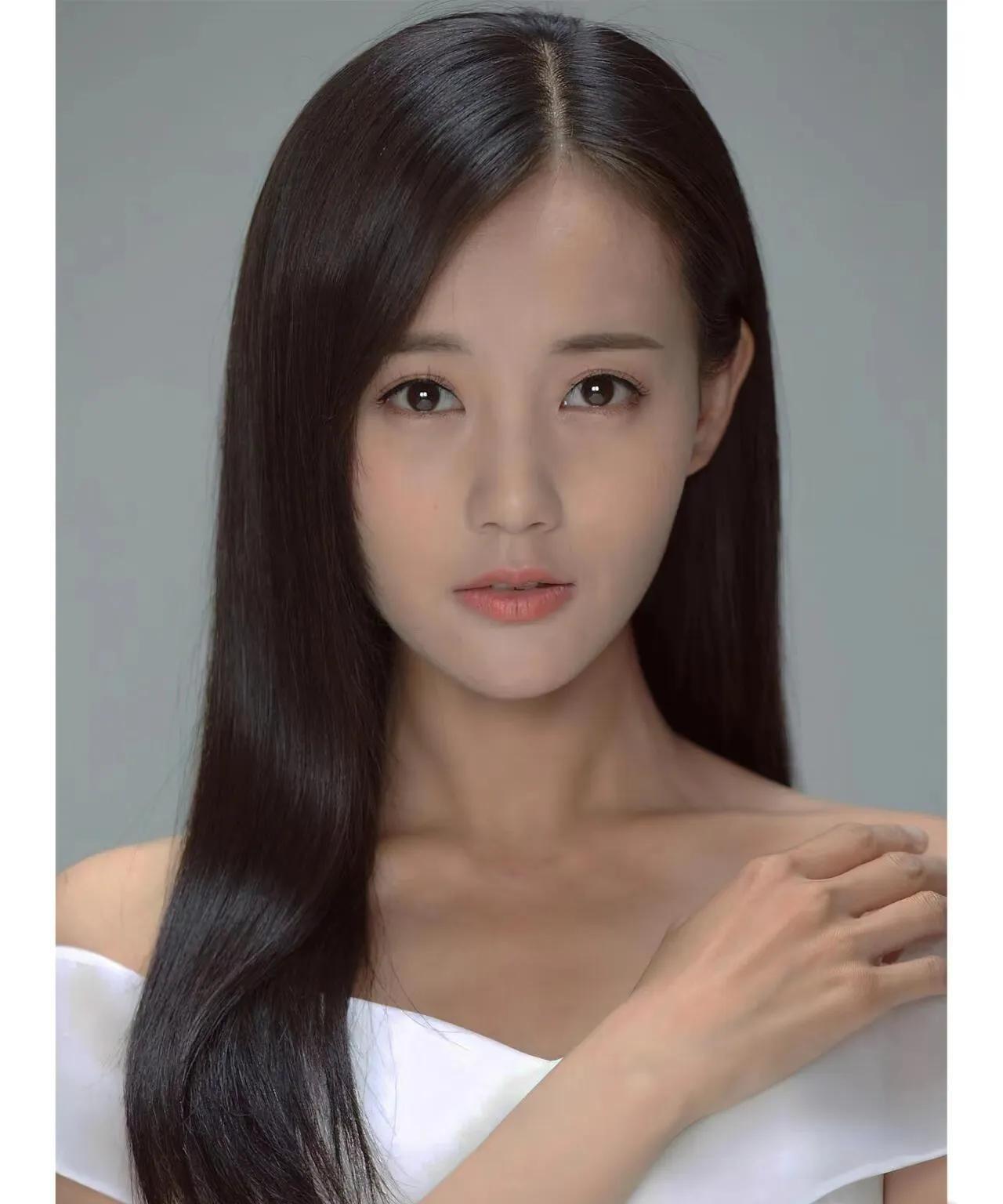 李一桐也是神奇，电视剧几乎都是女主，拍了几十部，资源好到爆，但就是不温不火，其实