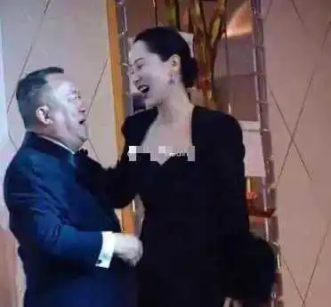 海清这么有名气了，他还动手动脚，不知道面对没名气的女生会咋样