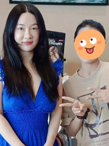 45岁霍思燕被偶遇，气血充足，太肉乎了！果然女人到年纪身板会厚！
